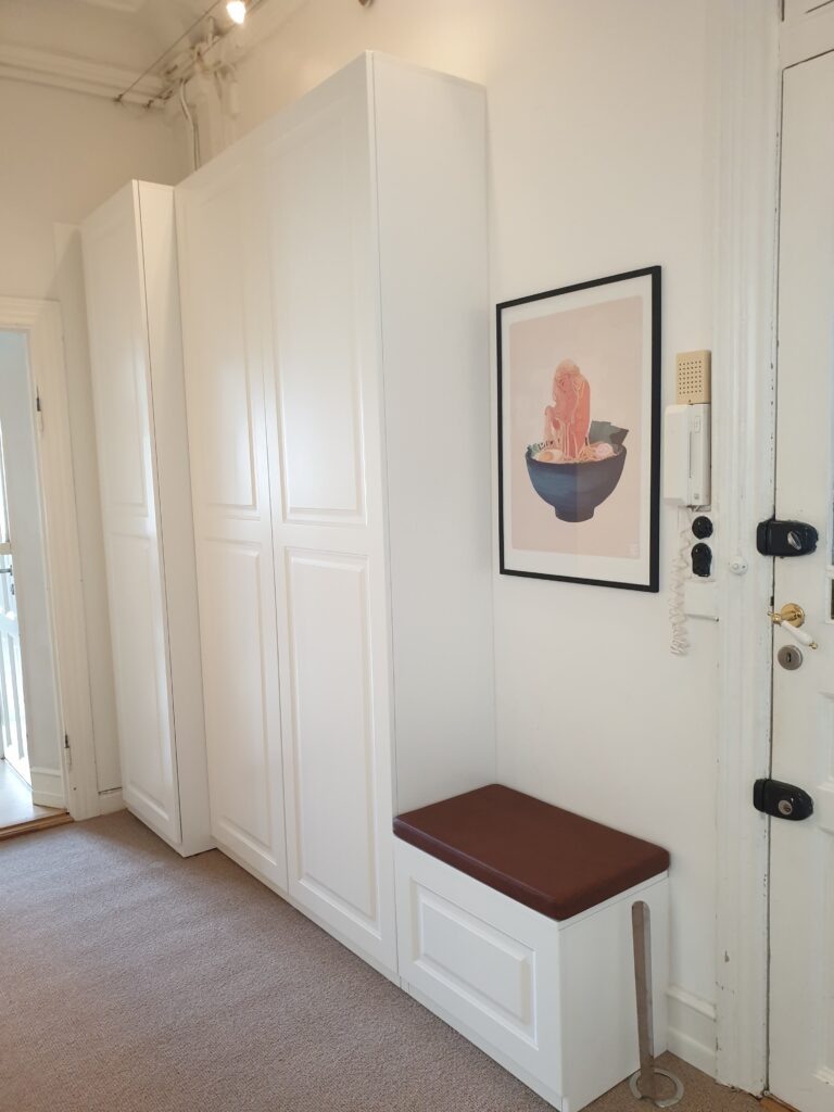 Skab med MDF fyldnings indfræsede låger