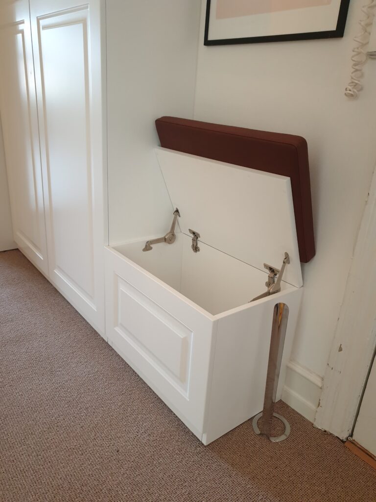 Skab med MDF fyldnings indfræsede låger