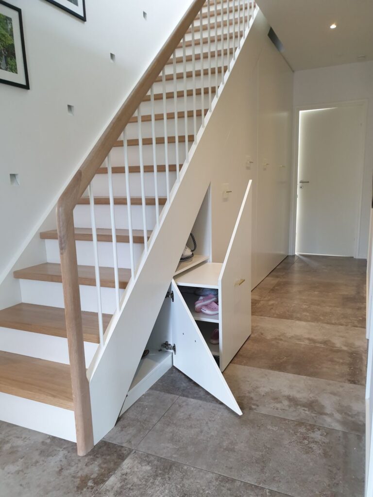 Skab under trappe