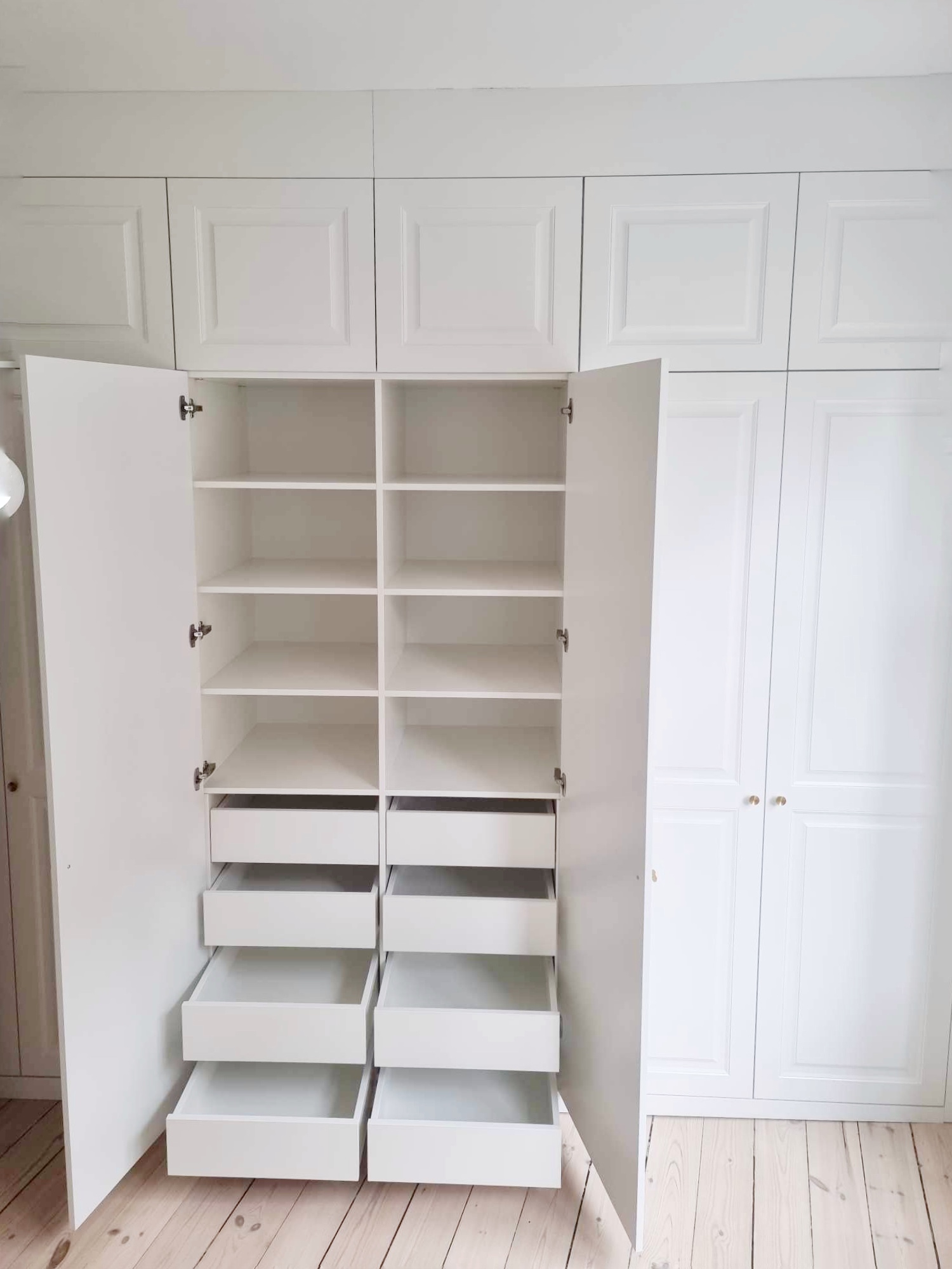 skab med MDF hængslede låger