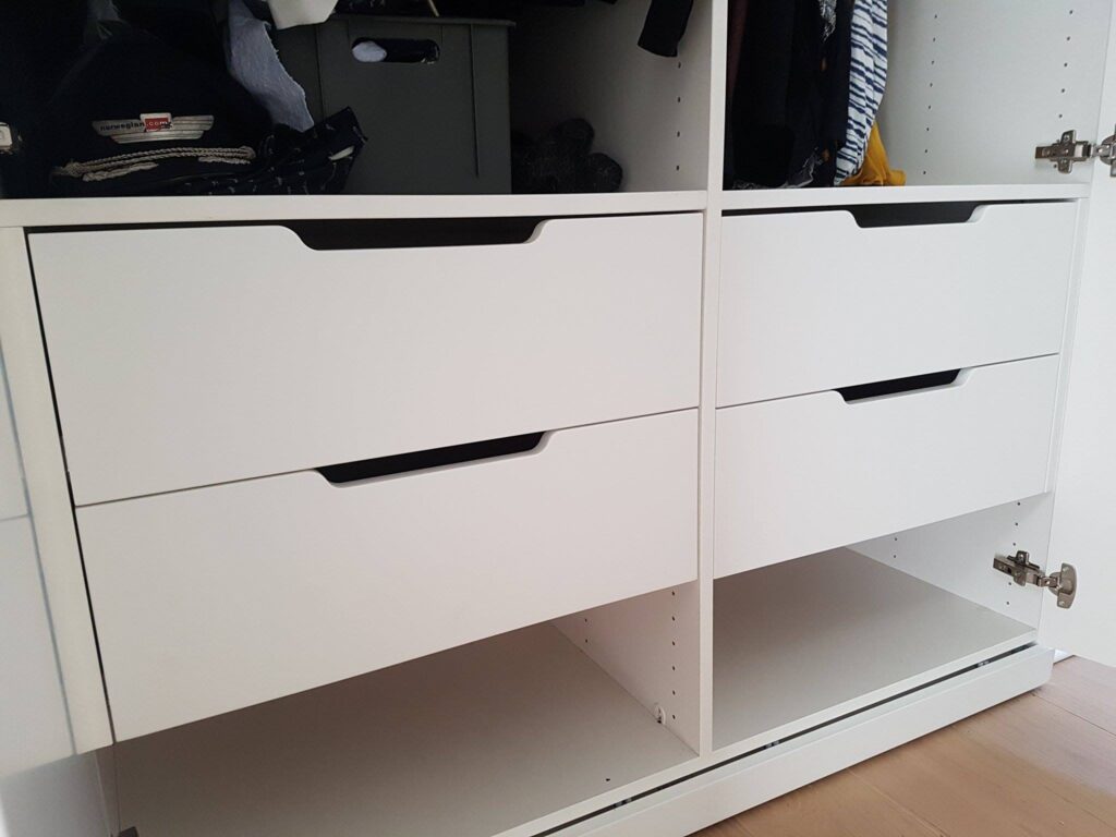 Skab med MDF fyldnings indfræsede låger