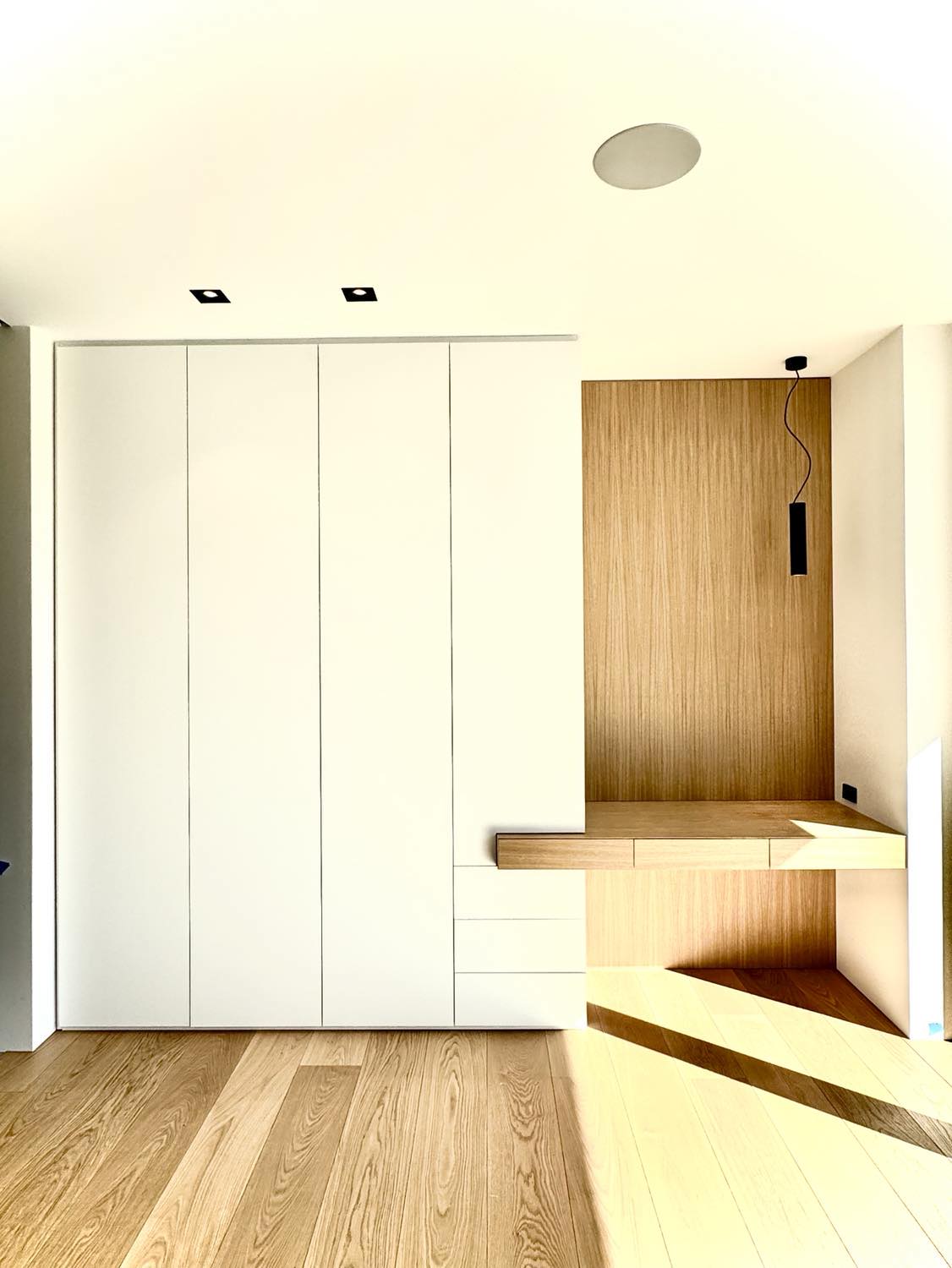 Skab bed MDF låger og eg finere