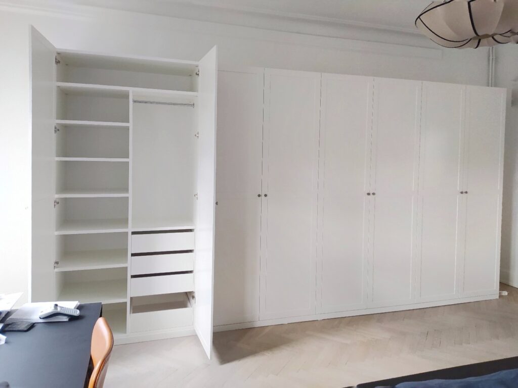 Skab med hængslede MDF låger låger