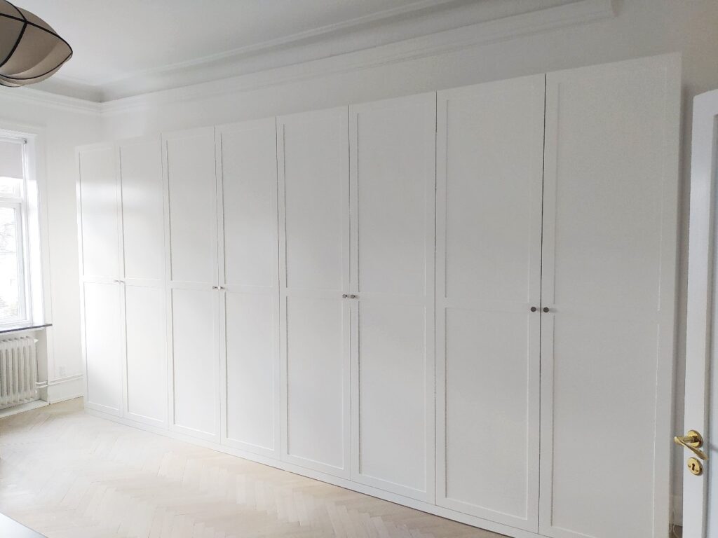 Skab med hængslede MDF låger låger