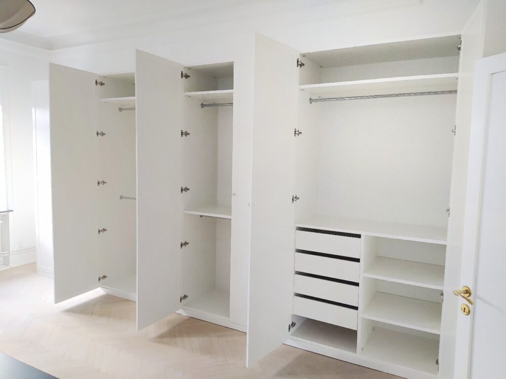 Skab med hængslede MDF låger låger