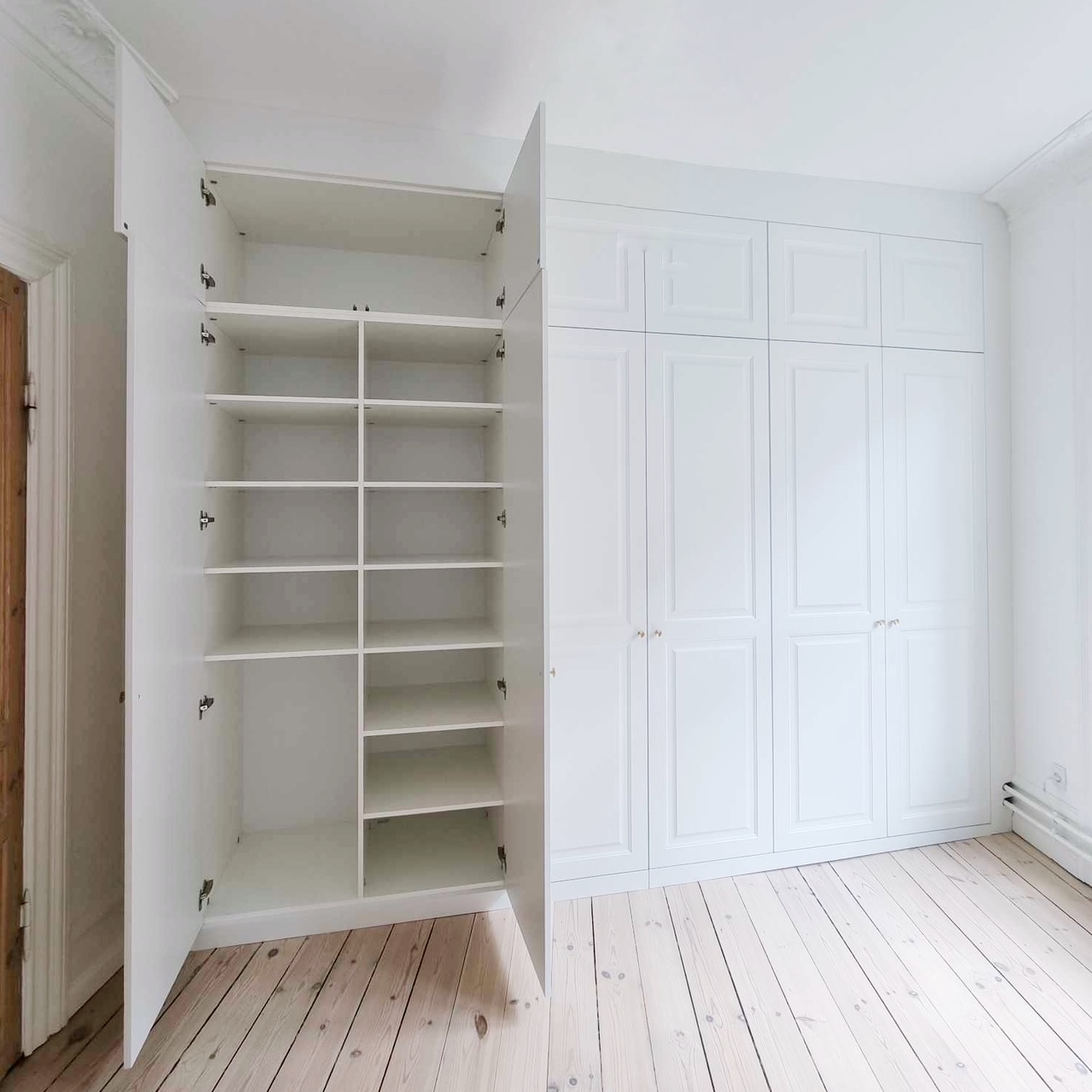 skab med MDF hængslede låger