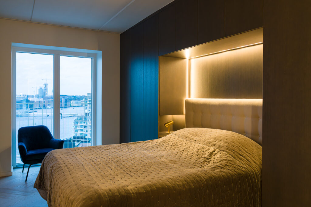 Skab bed MDF låger og eg finere