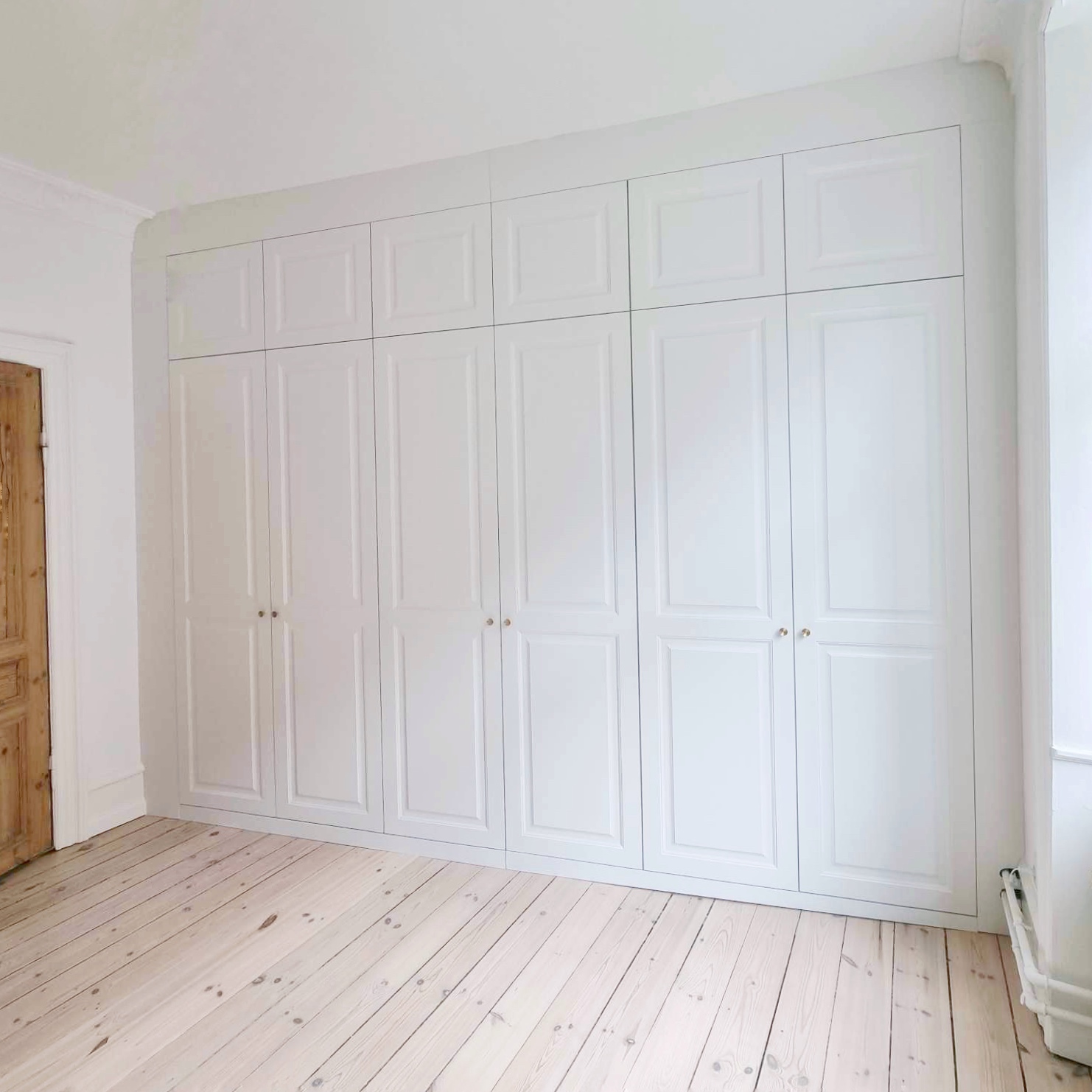 skab med MDF hængslede låger