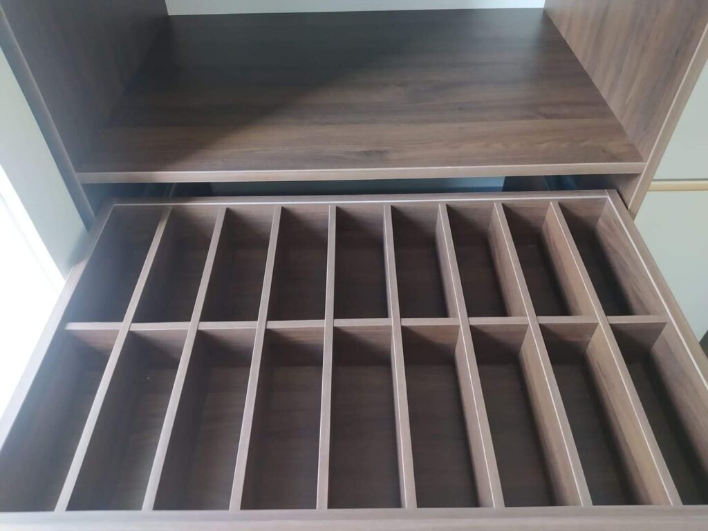 Skab med skydelåger skuffe med opdelinger