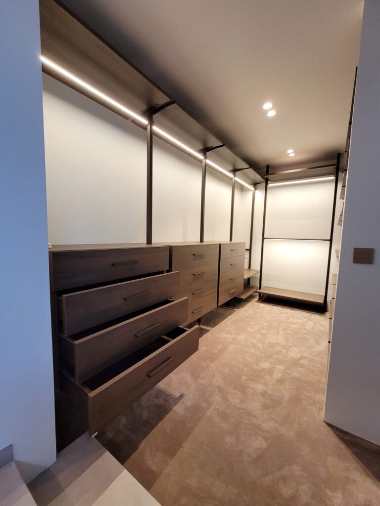Walk In med aluminium sojler fra Raumplus