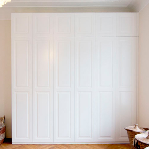 Skab med MDF fyldnings indfræsede låger