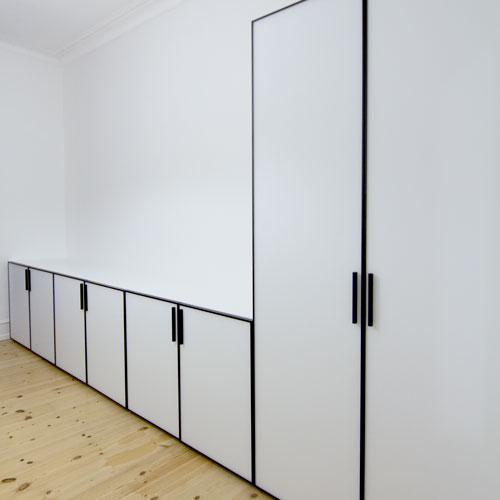 Skab med glas låger