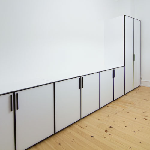 Skab med glas låger