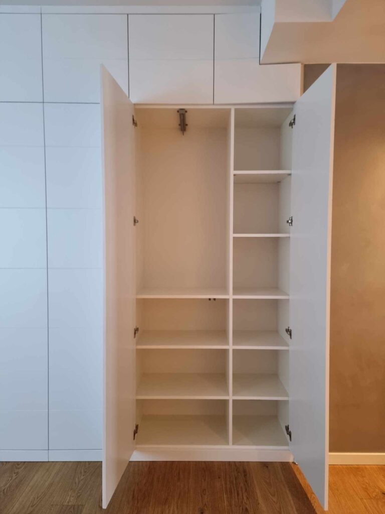 skab med hængslede MDF låger