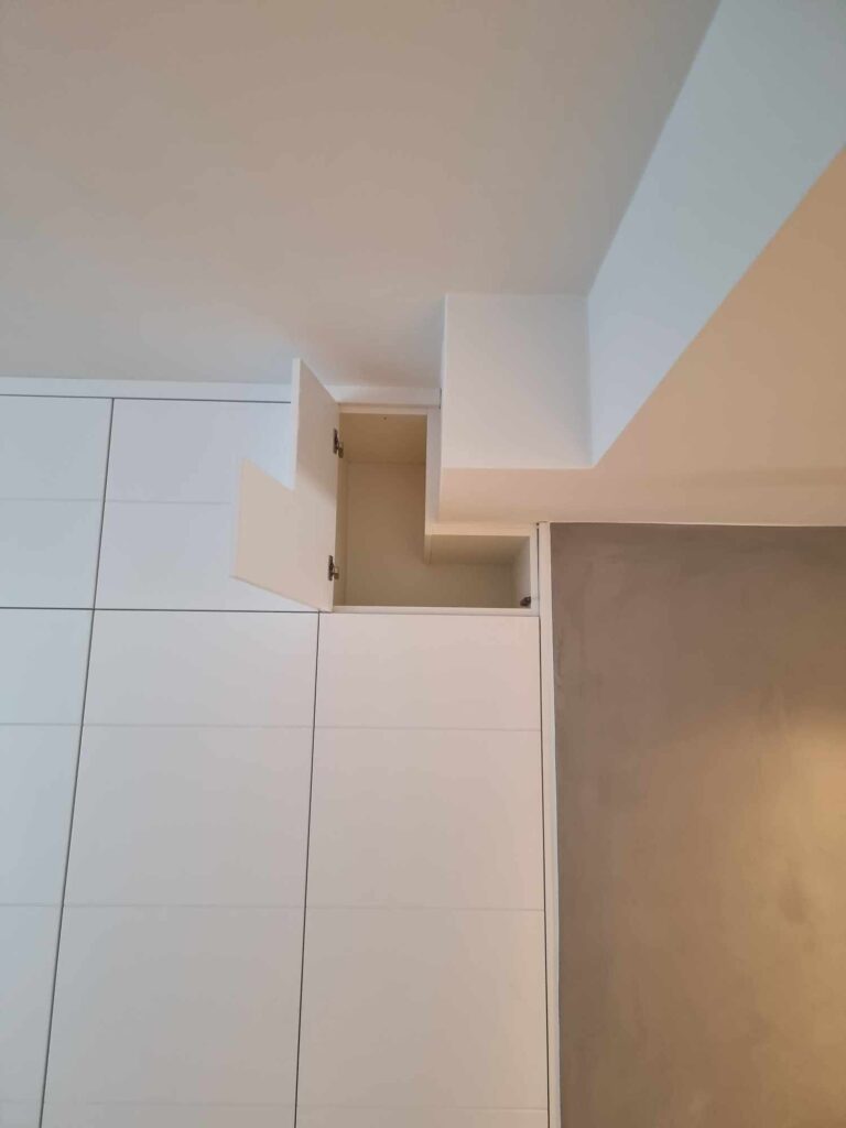 skab med hængslede MDF låger