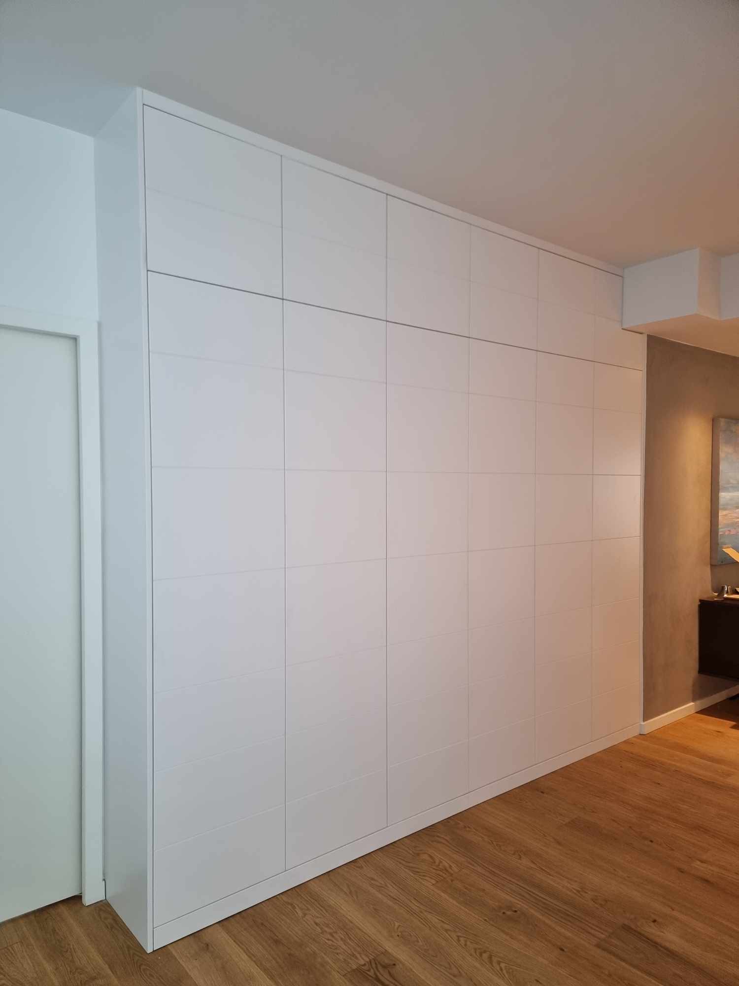 skab med hængslede MDF låger