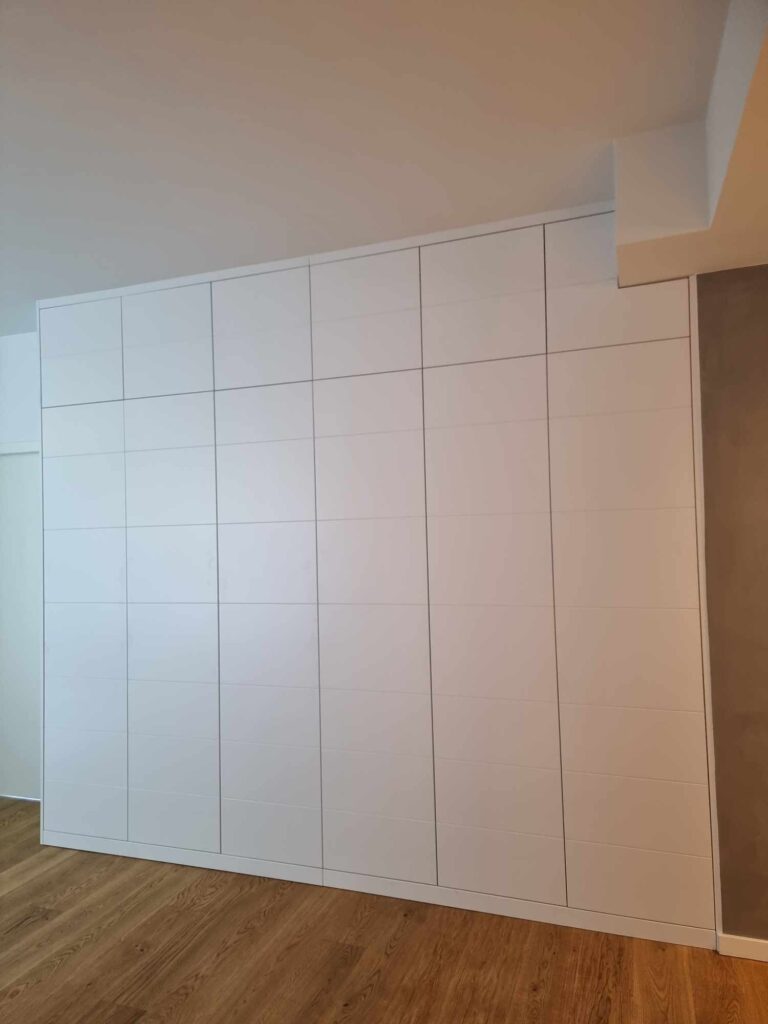 skab med hængslede MDF låger