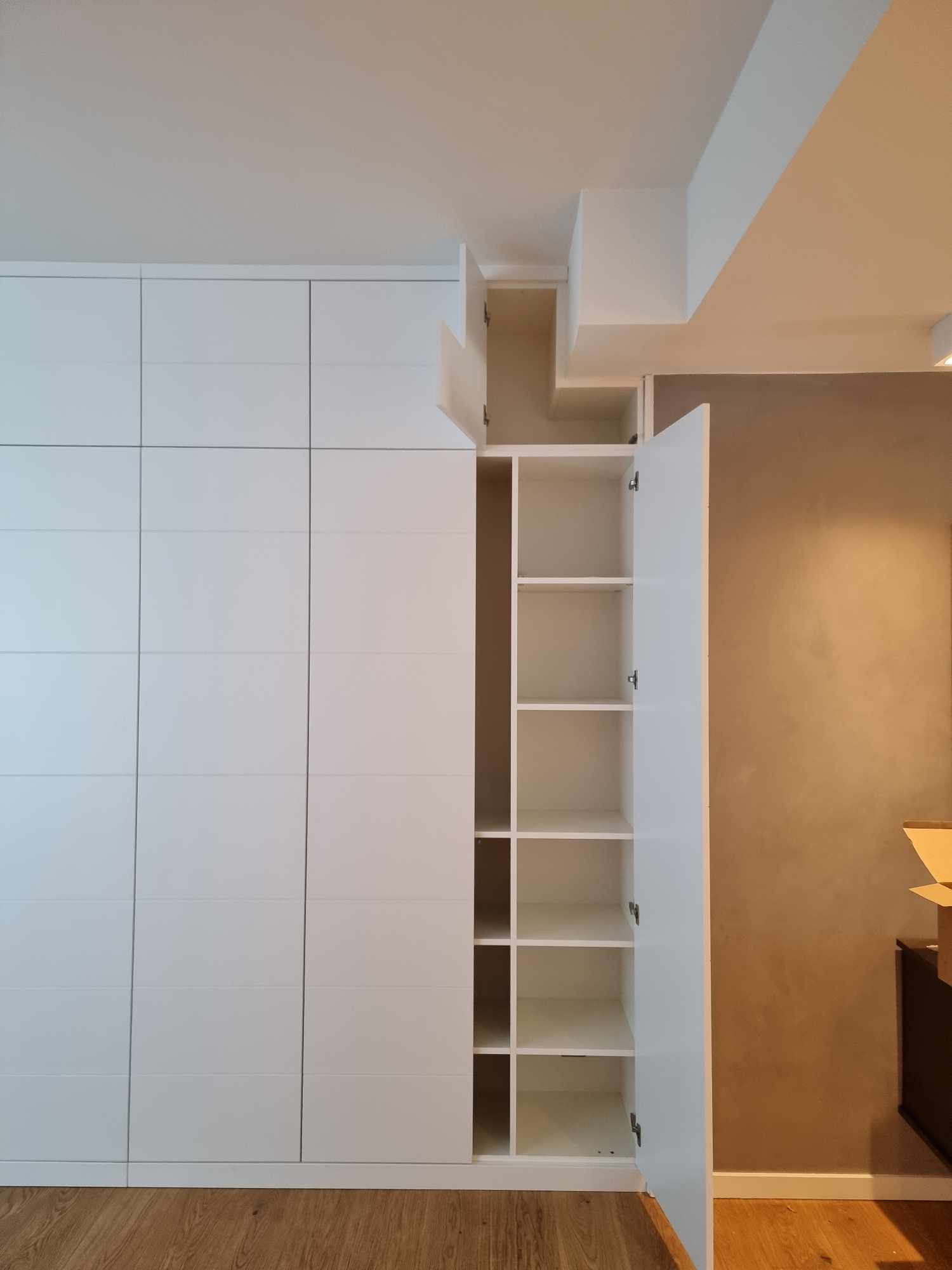 skab med hængslede MDF låger