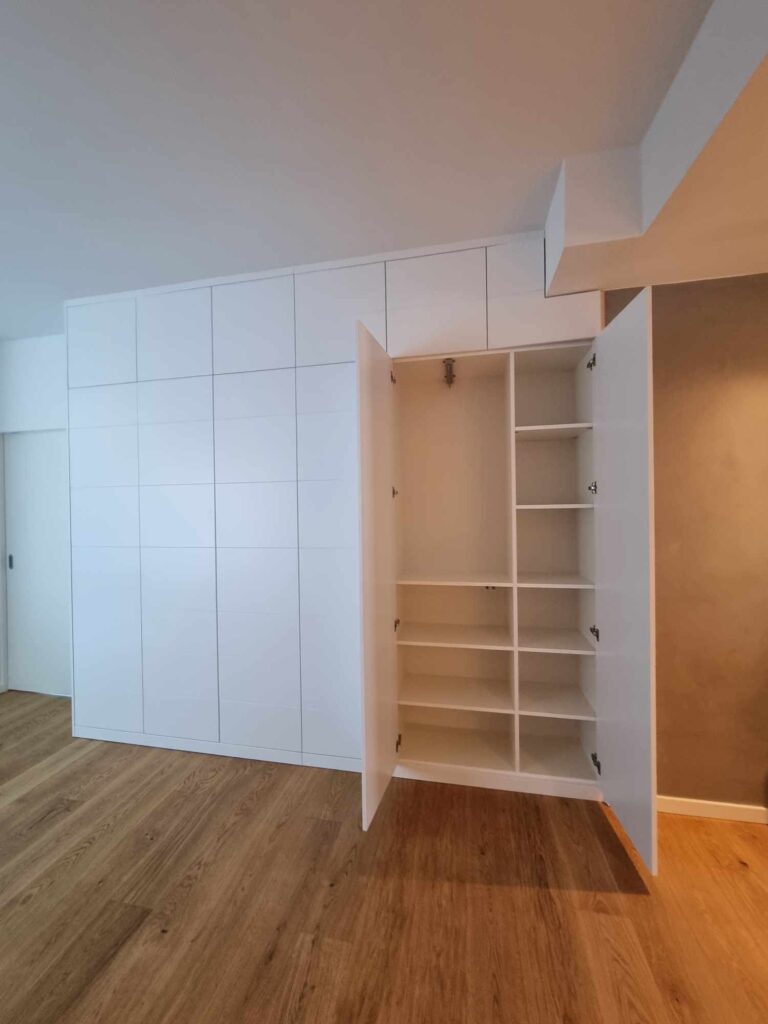 skab med hængslede MDF låger