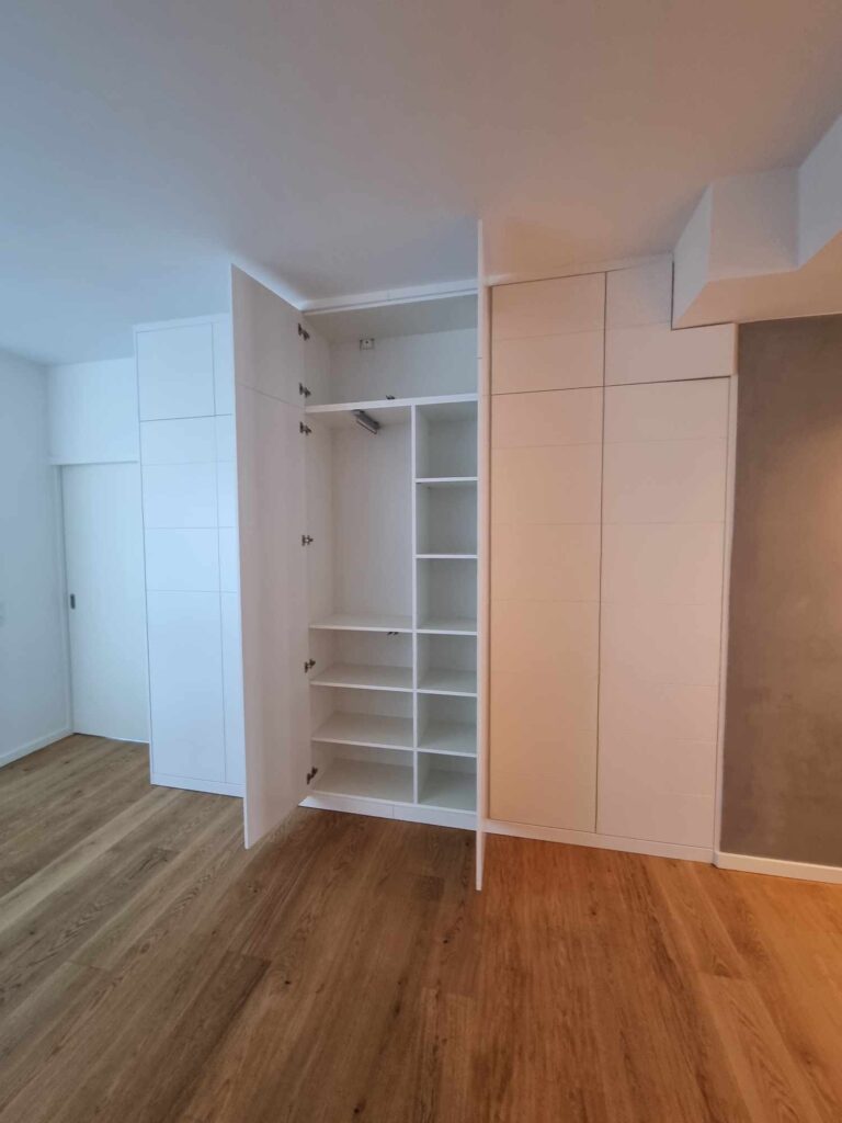 skab med hængslede MDF låger