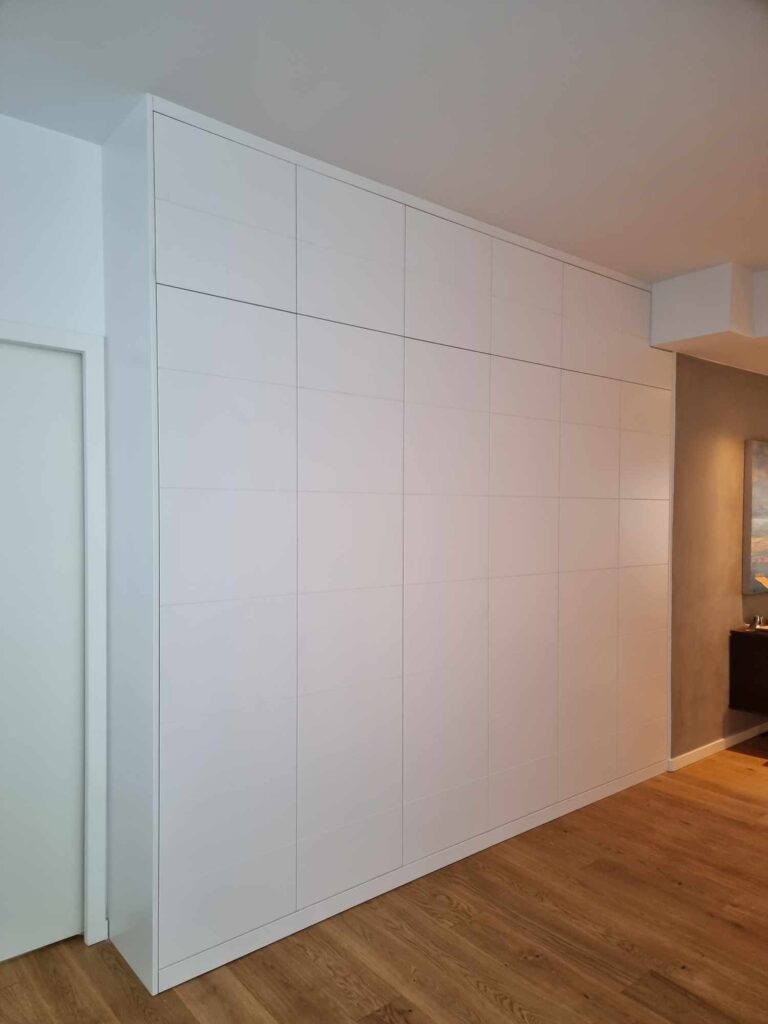 skab med hængslede MDF låger