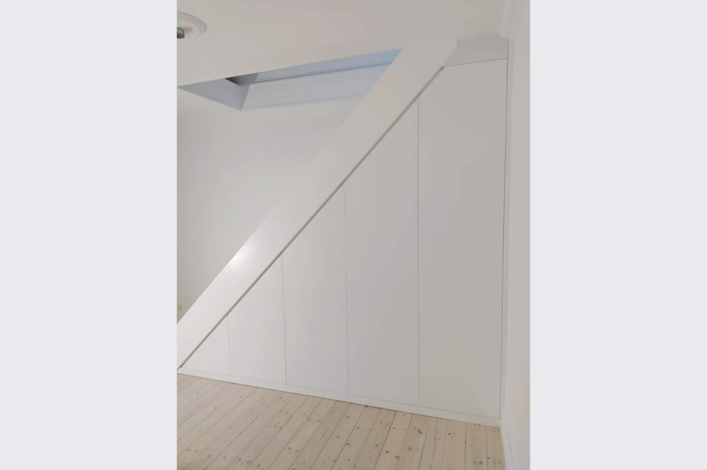 Skab under trappe