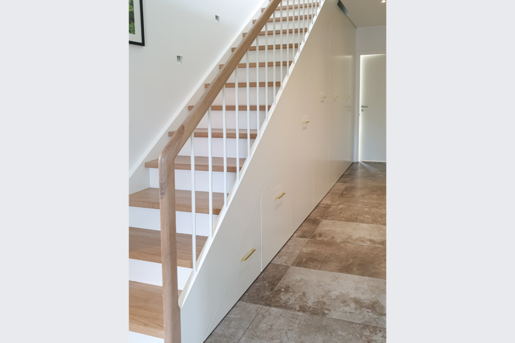 Skab under trappe