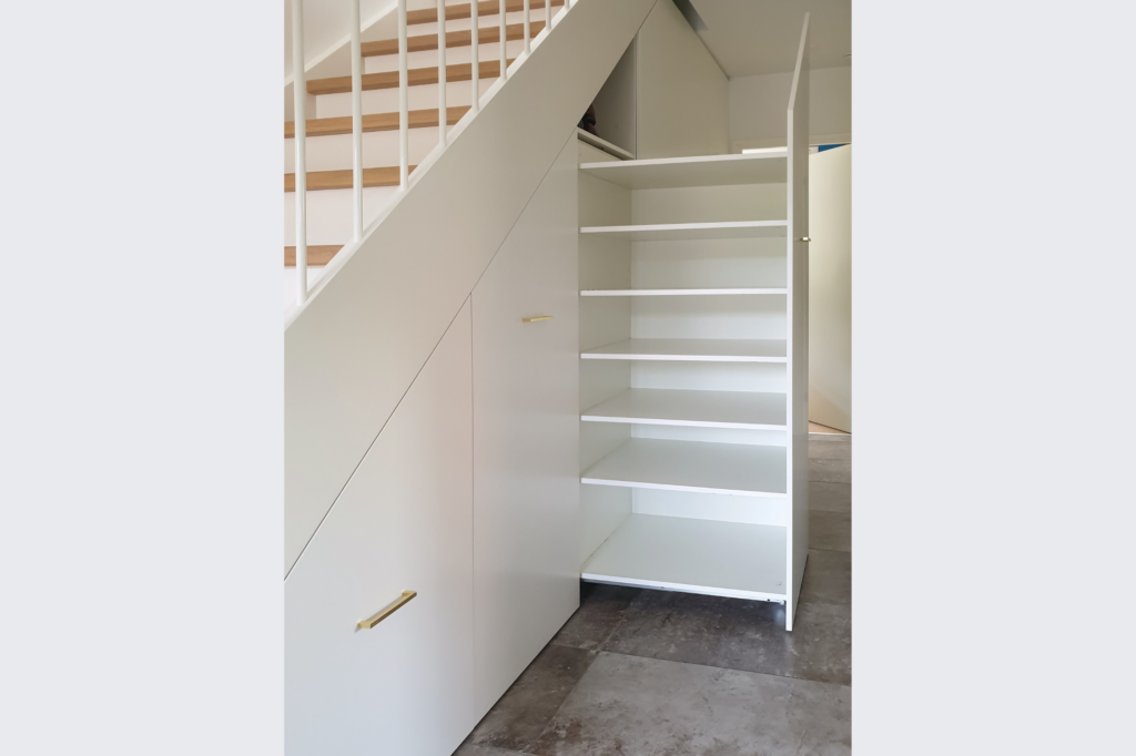 Skab under trappe
