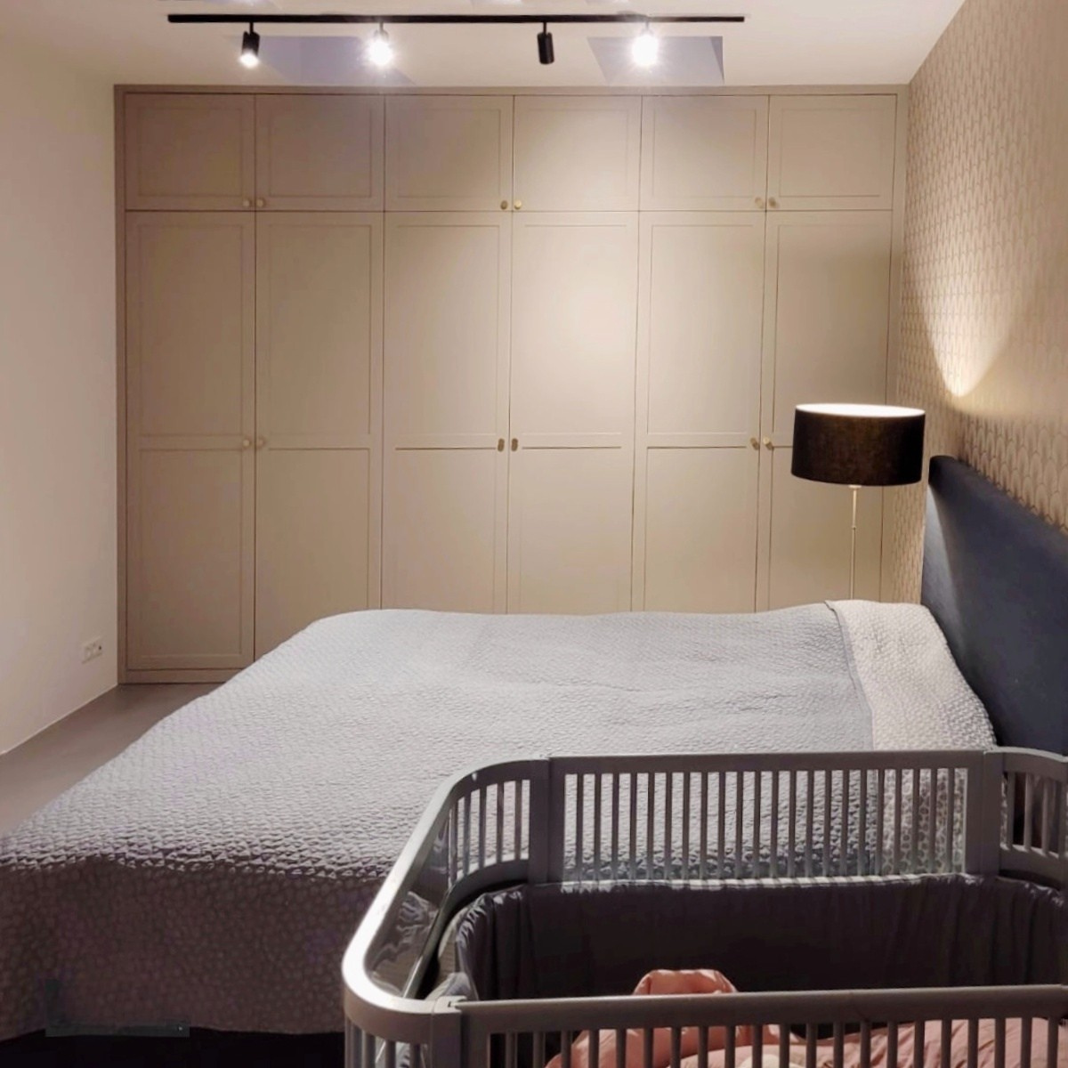 skab med MDF hængslede låger