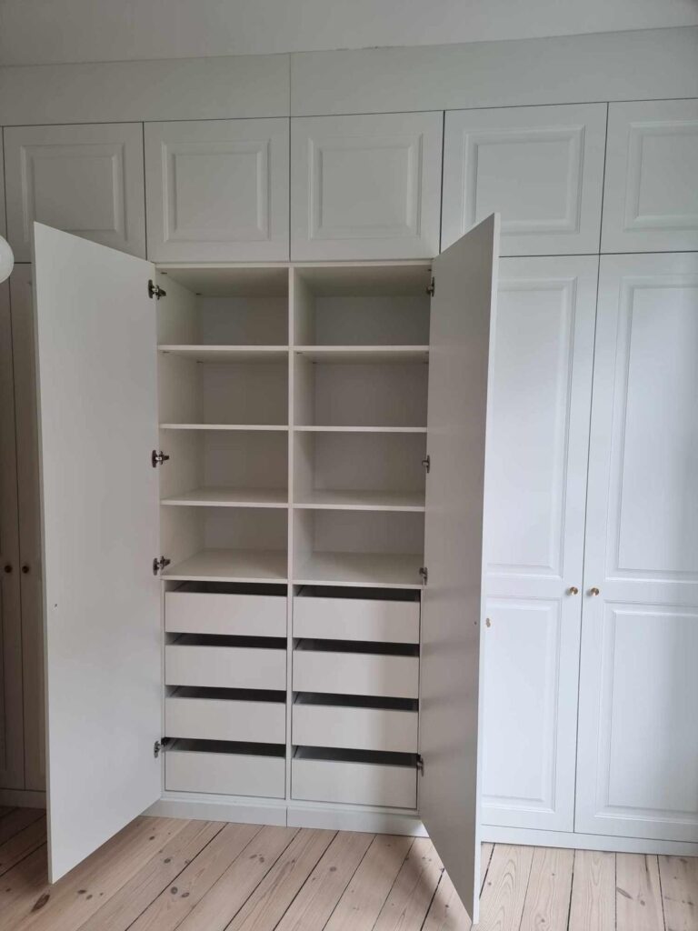 Skab med hængslede MDF låger låger