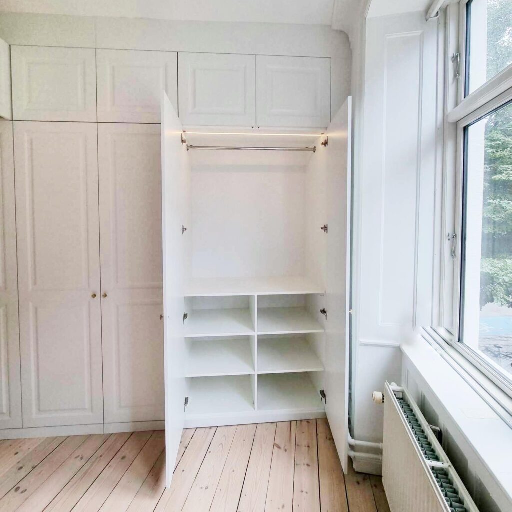 Skab med hængslede MDF låger låger