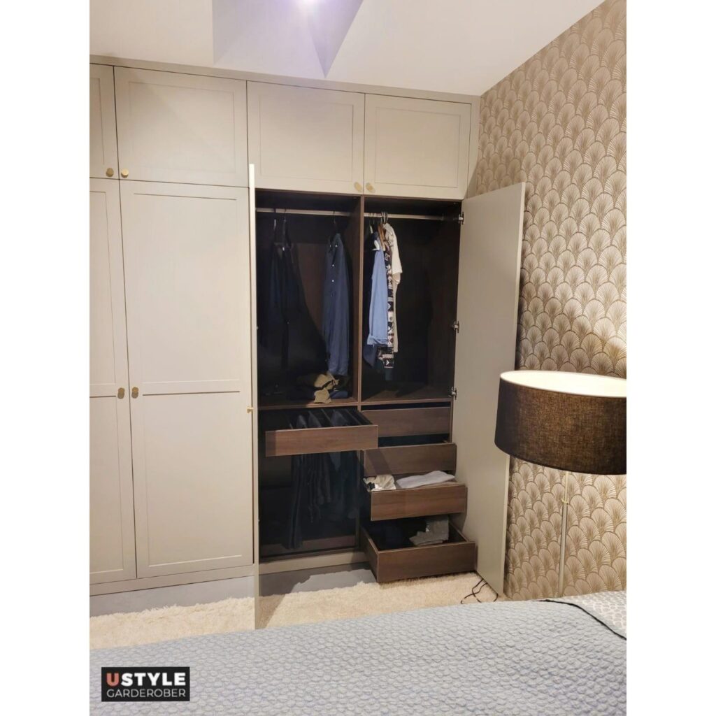 Skab med hængslede MDF låger låger