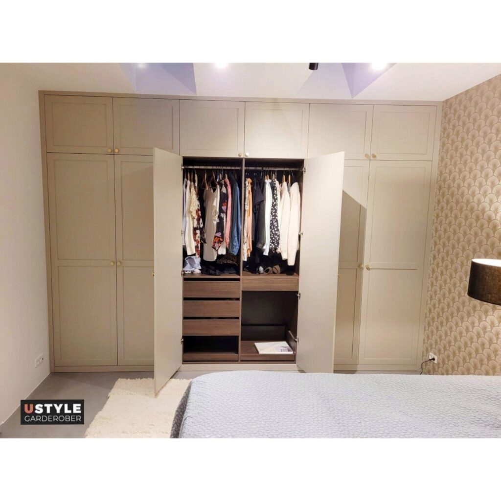 Skab med hængslede MDF låger låger