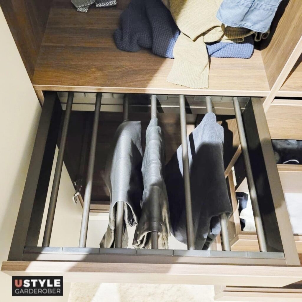 Skab med hængslede MDF låger låger