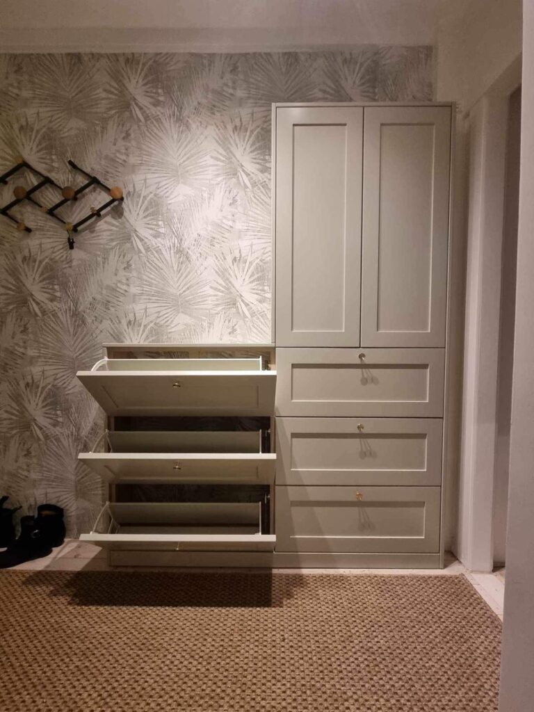 Skab med MDF fyldnings indfræsede låger