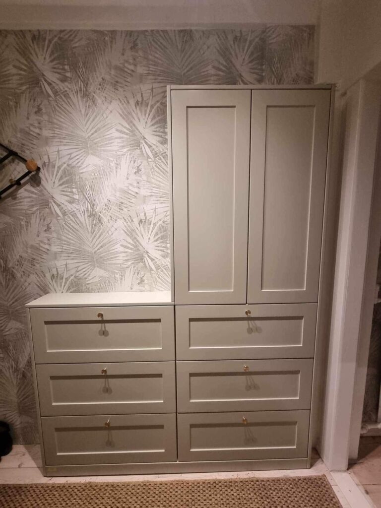 Skab med MDF fyldnings indfræsede låger