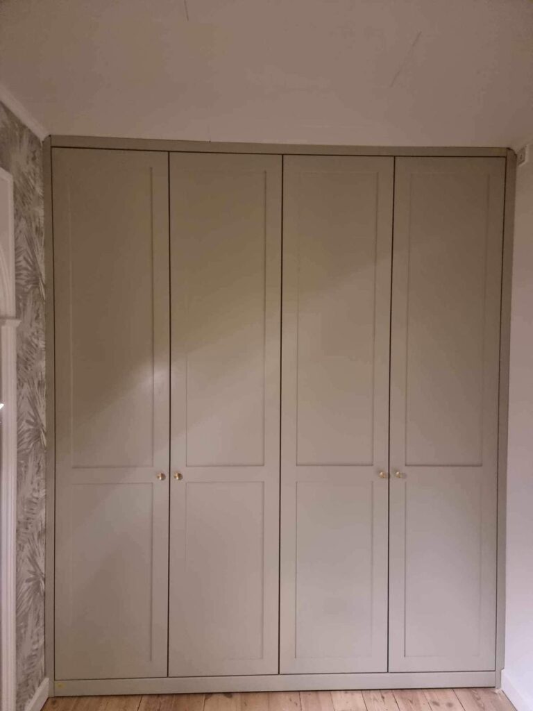 Skab med MDF fyldnings indfræsede låger