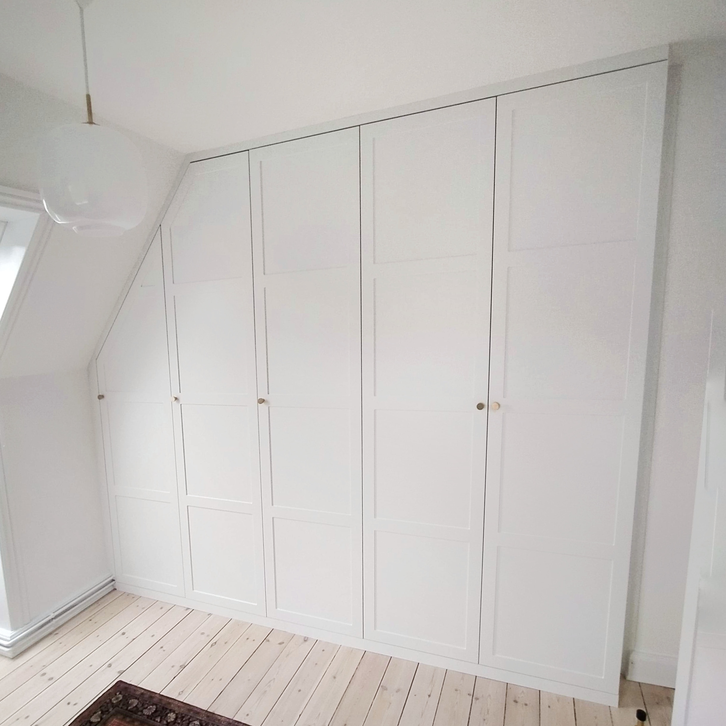 Indbygget Skab under skråloft